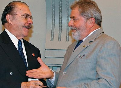 Lula e Sarney abraçados: a receita perfeita da ditadura lacaia do imperialismo para continuar o regime sob a fantasia da Constituição democrática